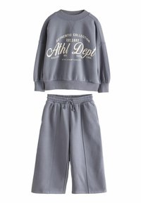 Hanorac gri cu grafica albă "Athl Dept" și pantaloni scurți gri asortați, cu talie elastică și buzunare laterale. Material moale, croială lejeră.