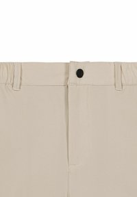 Pantaloni beige realizzati in tessuto morbido, con vita elastica e chiusura anteriore con bottone. Presentano passanti per cintura e cuciture curate.