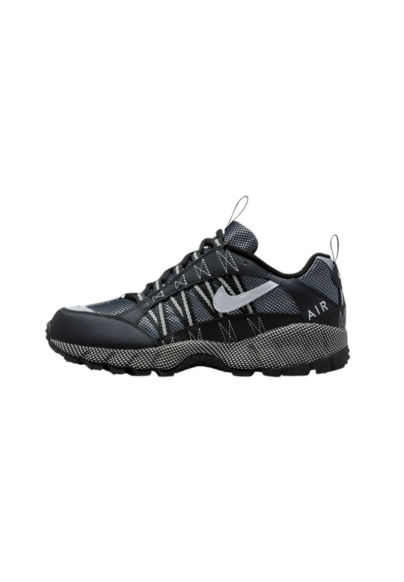 Nike-sneakers met een zwart en grijs kleurenschema, gemaakt van mesh en synthetische materialen, met een gestructureerde zool, opvallende veters en logo-details.