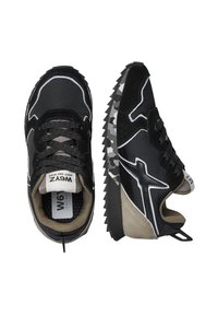 Scarpe sportive nere con tomaia testurizzata, accenti bianchi e stampa mimetica sulla suola. Presentano lacci e un interno imbottito.