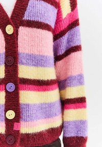 Wielokolorowy kardigan z szerokimi pionowymi paskami w odcieniach różu, fioletu, żółci i bordowego, z dużymi guzikami w kontrastujących kolorach.