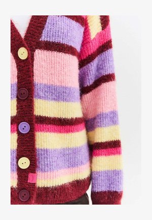Farebný kardigán so širokými vertikálnymi pruhmi v ružovej, fialovej, žltej a vínovej farbe, s veľkými gombíkmi v kontrastných farbách.