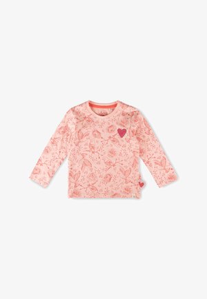 Chemise pour enfant à manches longues de couleur rose clair avec motif d'oiseaux rouges et de fleurs, ornée de deux patchs en forme de cœur rouge, l'un sur la poitrine et l'autre sur la couture latérale.