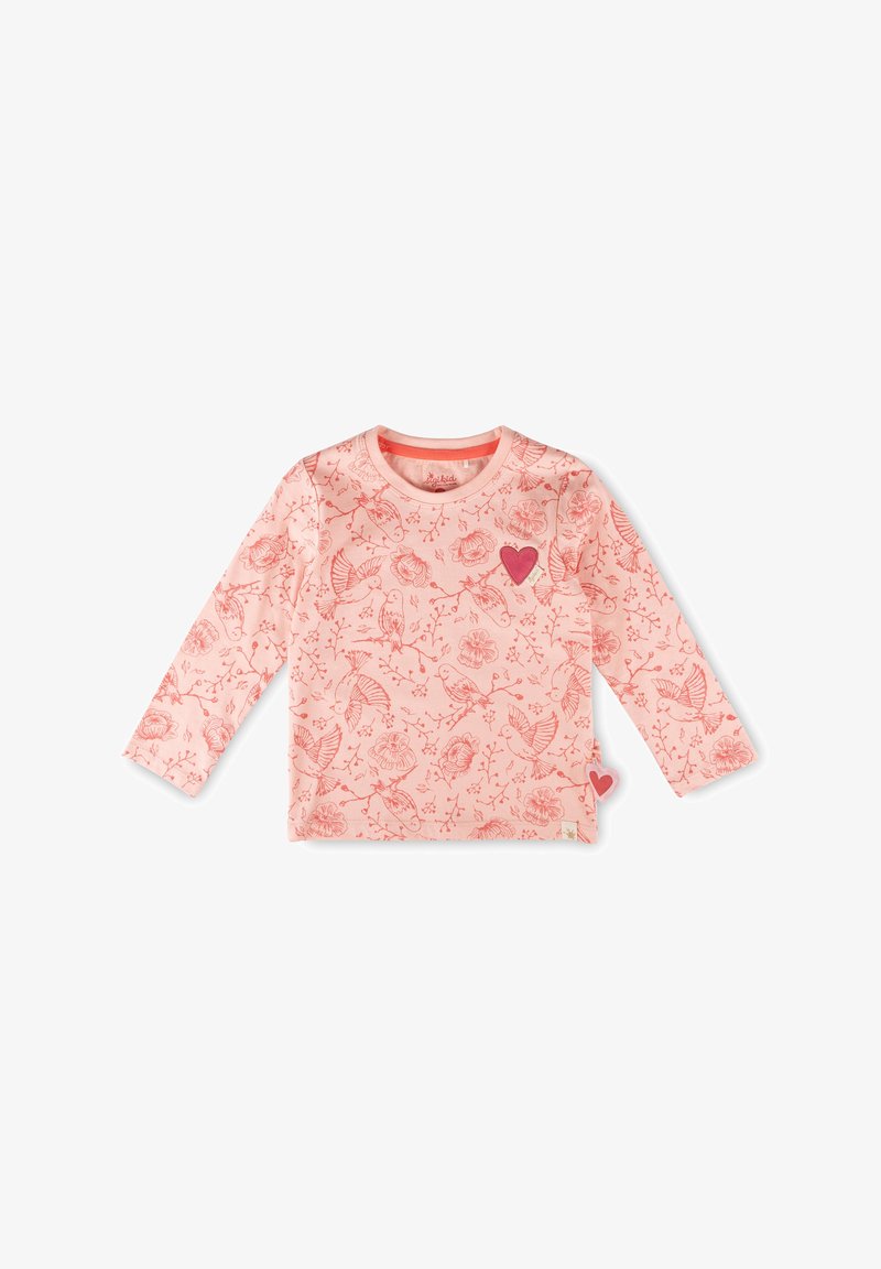 Chemise pour enfant à manches longues de couleur rose clair avec motif d'oiseaux rouges et de fleurs, ornée de deux patchs en forme de cœur rouge, l'un sur la poitrine et l'autre sur la couture latérale.