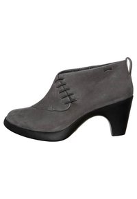 Botas de tobillo de ante gris con punta redondeada, que presentan un cordón decorativo, un diseño bajo y un tacón negro resistente.