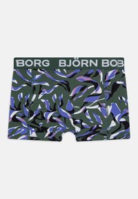 Boxershorts v zelenom maskáčovom vzore s kombináciou fialových, čiernych a bielych akcentov; majú šedý pás so sieťovinou s nápisom "BORG BJÖRN BOB."