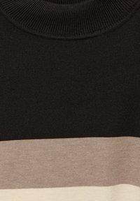 Strickpullover mit einem gerippten schwarzen Kragen, der drei horizontale Streifen aufweist: dunkelbraun, hellbraun und creme. Glatte Textur.