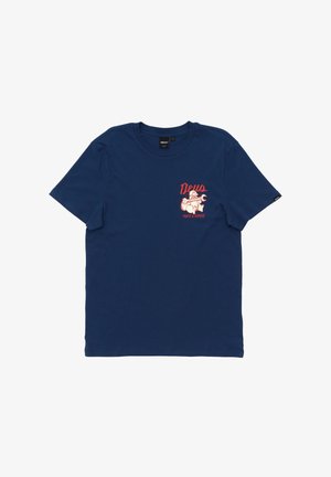 Marineblaue Baumwoll-T-Shirt mit kurzen Ärmeln, das einen vorderen Grafikdruck in roter und cremefarbener Tinte mit der Aufschrift "Deus Parts & Service" zeigt.