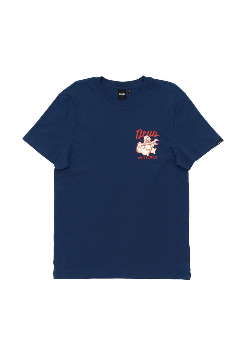 Mørkeblå bomulds t-shirt med korte ærmer, prydet med et frontgrafiktryk i rød og kremfarvet blæk, der står "Deus Parts & Service."