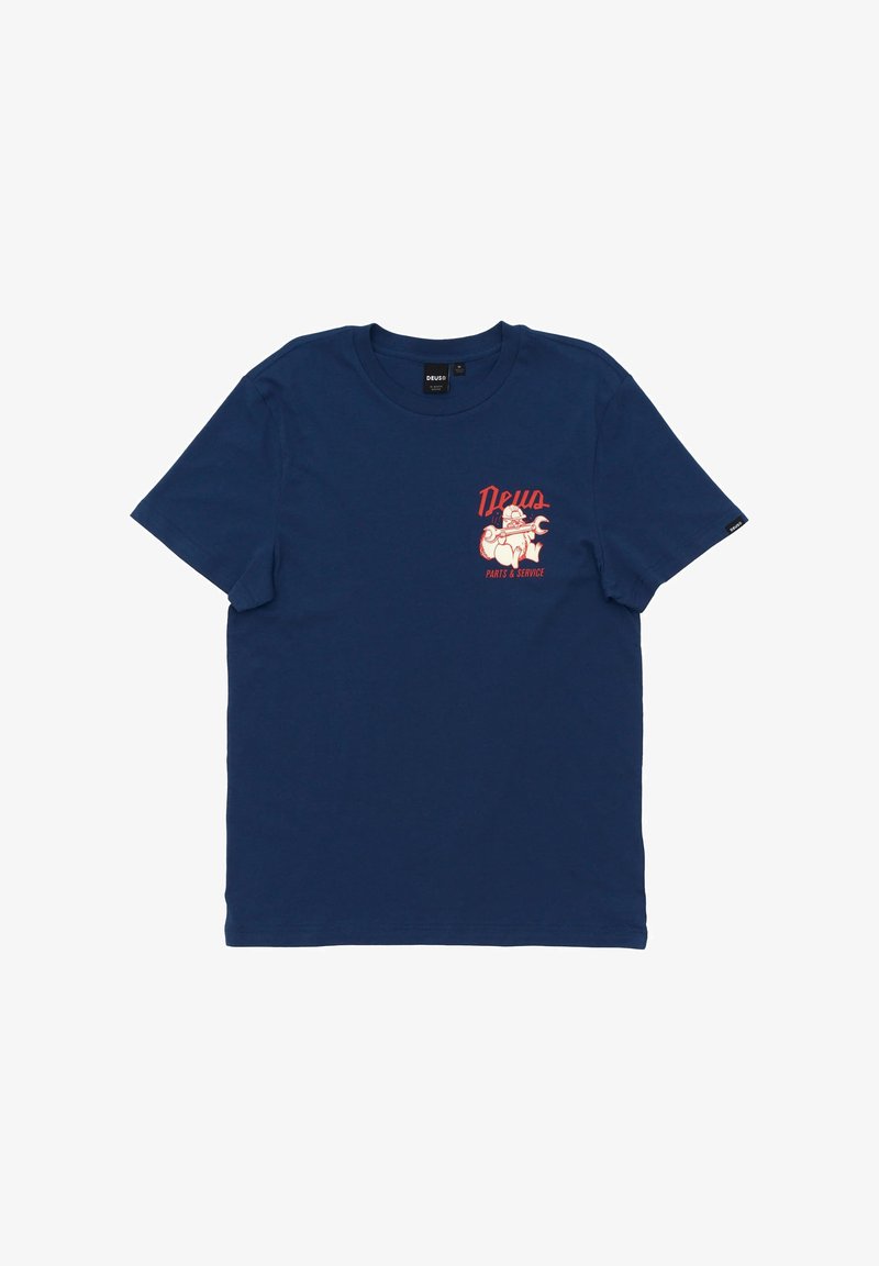 Mörkblå bomullst-shirt med korta ärmar, med en framsidan grafiktryck i röd och krämfärgad bläck som säger "Deus Parts & Service."