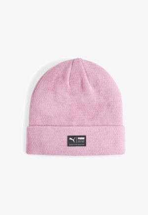 Berretto lavorato a maglia rosa chiaro con risvolto, dotato di un'etichetta rettangolare nera con testo bianco del logo. Texture morbida, design semplice con cima arrotondata.