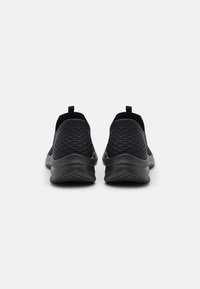 Bottines noires à enfiler avec un dessus texturé, une pointe ronde et un design minimaliste. Elles présentent une semelle rembourrée et des languettes de tirage au niveau du talon.