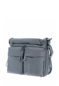 Sac à bandoulière en polyester gris avec deux poches zippées à l'avant, une sangle réglable et une surface texturée. Comprend un motif à carreaux subtil.