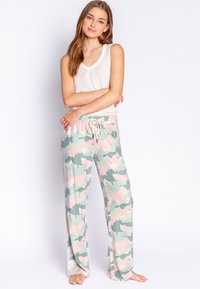 Lättvikts, andningsbar kamouflage loungewear set; inkluderar en mjuk ribbad tanktop och vida byxor med ett mönster i mintgrön, rosa och off-white.