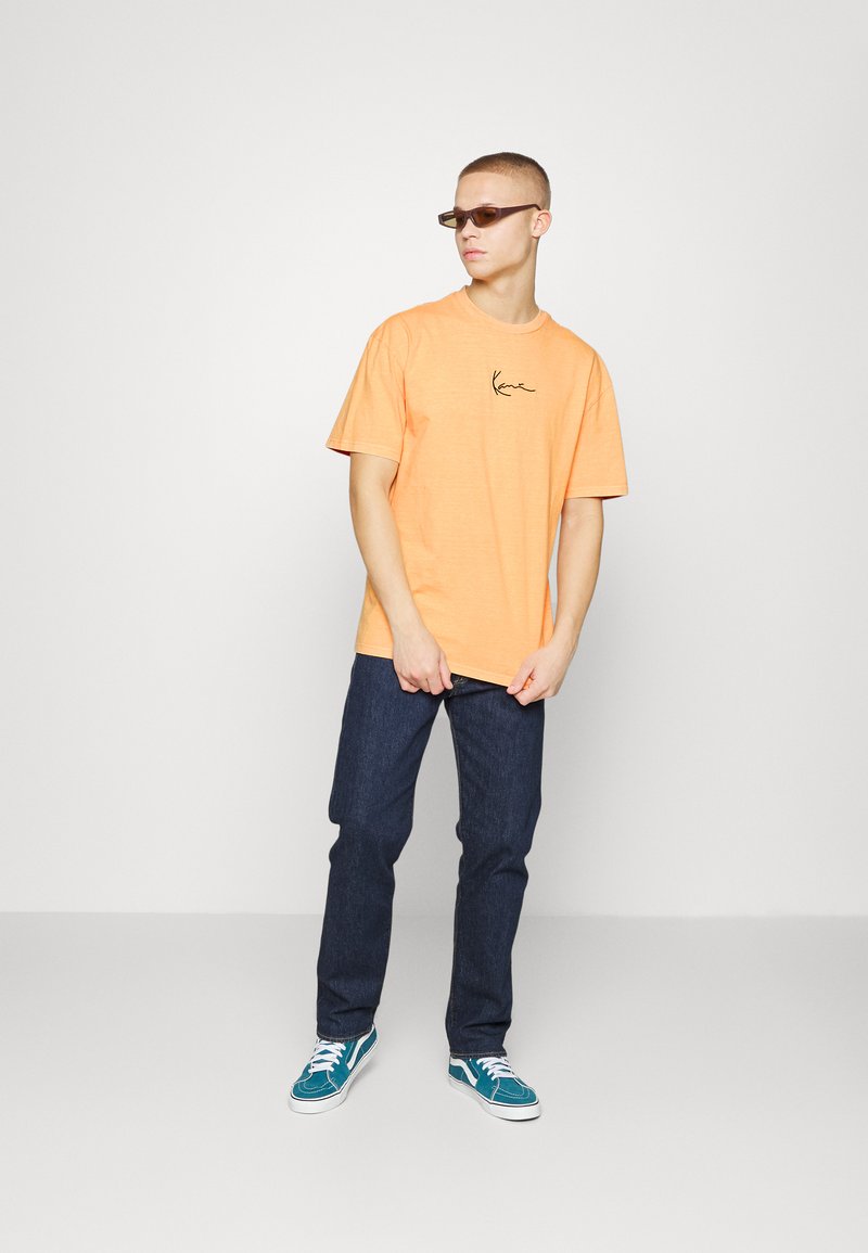 Karl Kani SMALL SIGNATURE WASHED TEE UNISEX - T-shirt estampada - light orange