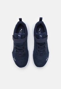 Baskets en mesh bleu marine avec une tige texturée, une sangle réglable et une semelle en caoutchouc blanc avec des accents de marque.