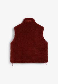 Chaleco de forro polar rojo con cuello alto, que presenta una textura acanalada y líneas de costura horizontales. Logo de "SCALPERS" cerca del cuello.