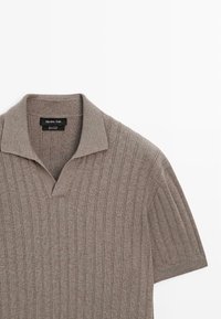 Kortærmet, taupefarvet ribstrikket poloshirt med åben krave, lavet af 100% bomuld fra Massimo Dutti.