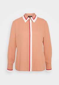 Camicia color pesca con un pannello frontale bianco in contrasto e strisce rosse. Presenta un colletto classico e maniche lunghe con polsini a strisce.