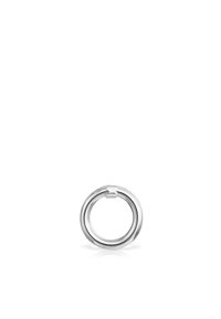 Anello d'argento con una superficie liscia e lucida e design intrecciato. Presenta un piccolo emblema in un punto di connessione. Forma circolare.