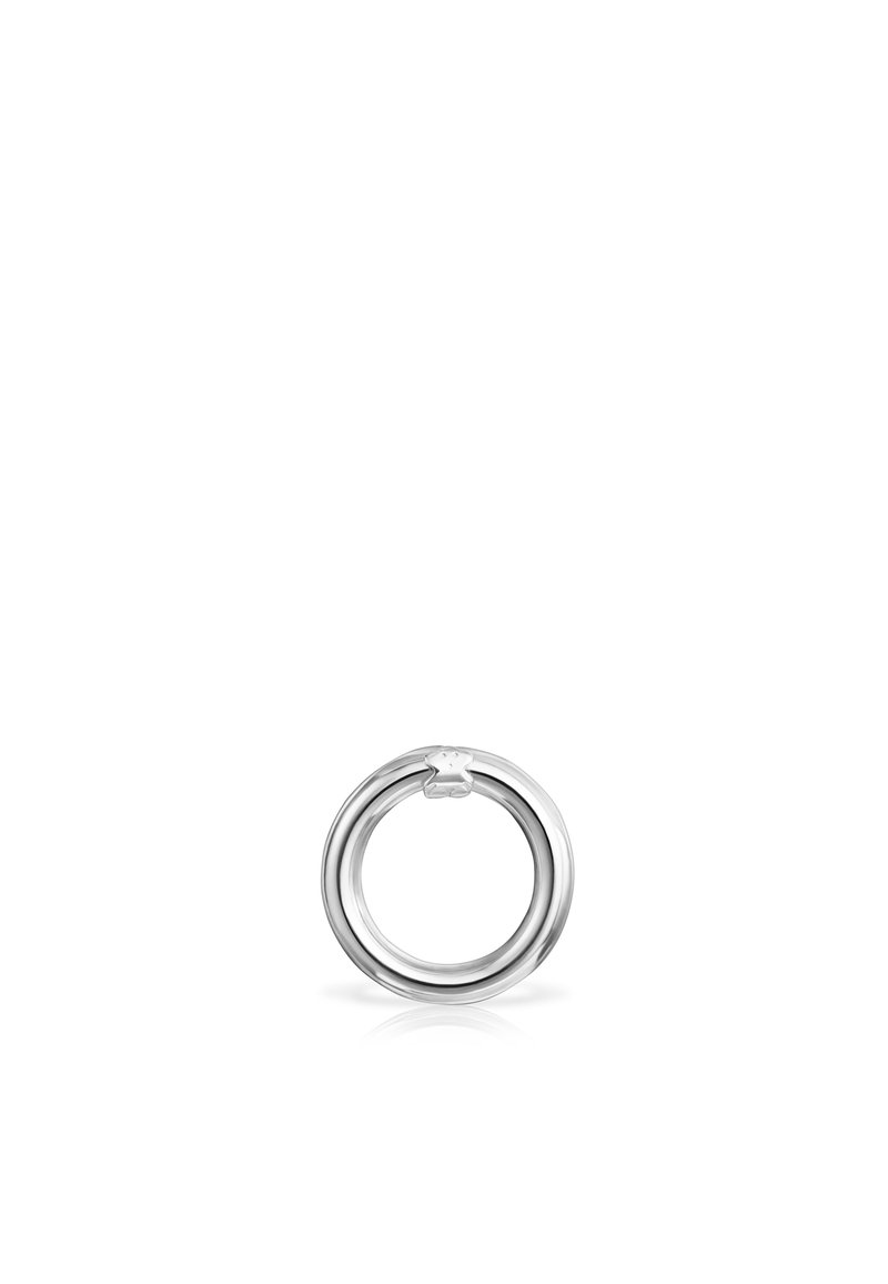 Anello d'argento con una superficie liscia e lucida e design intrecciato. Presenta un piccolo emblema in un punto di connessione. Forma circolare.