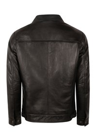 Giacca in pelle nera con colletto classico, maniche lunghe e cuciture a vista. Texture liscia con bottoni a pressione regolabili ai polsini.