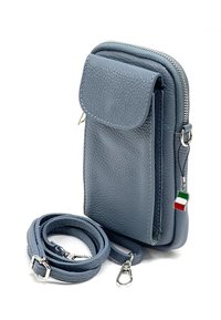 Grijze leren schoudertas met een voorklep, ritssluiting, zijvak en afneembare schouderband. Kenmerkt een hanger die lijkt op de Italiaanse vlag.