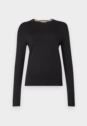 Zwart langemouwen trui gemaakt van een gladde breimateriaal. Heeft een geribde halslijn en manchetten, met een getailleerde pasvorm en geen zichtbare patronen.