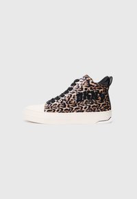 Adidași înalți cu model de leopard dintr-un material moale, cu șireturi negre, talpă din cauciuc alb și accent negru la călcâi, având detaliu cu logo embosat.
