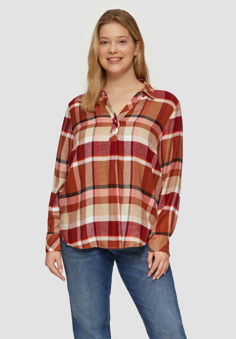 Rood en bruine geruite button-up shirt met lange mouwen, voorzien van een kraag en subtiele knoopdetails aan de voorkant. Draag het met een blauwe spijkerbroek.