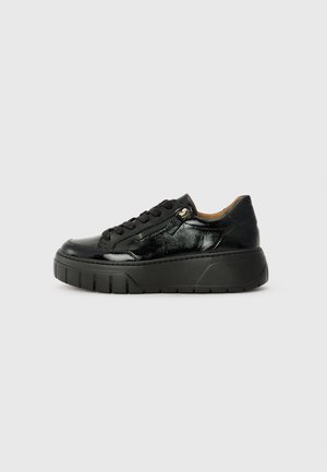 Trainers - black