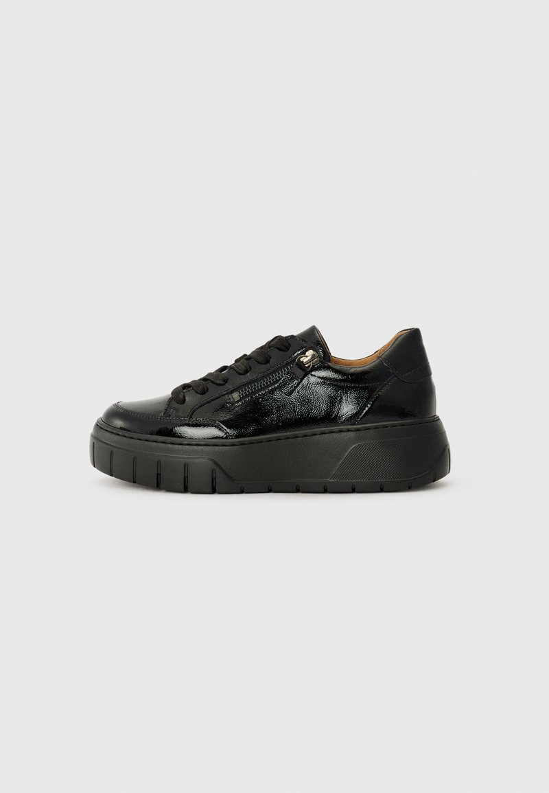 Baskets en cuir verni noir avec une tige texturée, bout arrondi, semelle épaisse noire et zip décoratif sur le côté pour un détail supplémentaire.