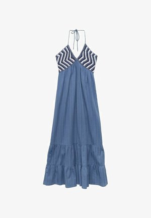 Maxi-jurk met een halternek. De bovenkant heeft een chevronpatroon in marineblauw en wit, terwijl de rok effen blauw is met verticale strepen en ruches.
