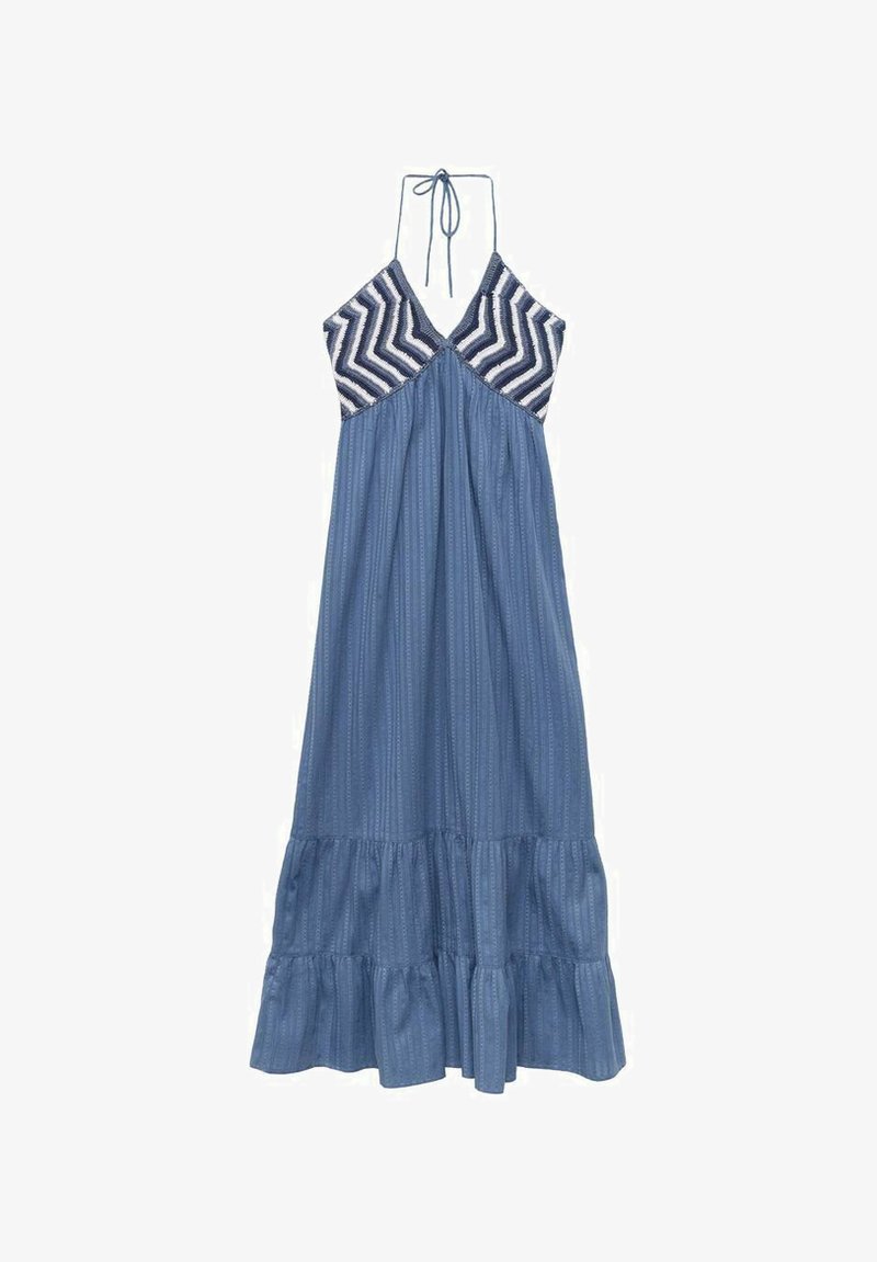 Maxi šaty s halter výstřihem. Vrchní část má šikmý vzor v námořnické modři a bílé, zatímco sukně je v jednobarevné modré s vertikálními pruhy a volány.