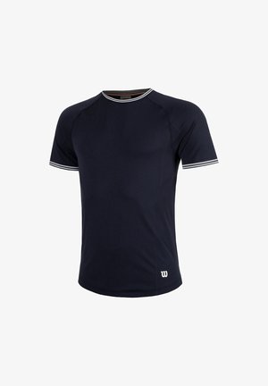 Marineblauw sportshirt met korte mouwen, voorzien van witte gestreepte accenten op de kraag en mouwen, en met een logo aan de onderkant aan de linkerkant.