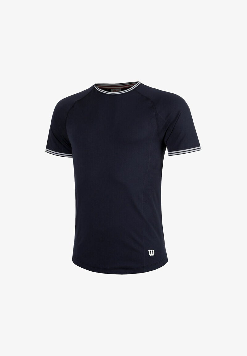 Camisa atlética de manga corta azul marino con acentos de rayas blancas en el cuello y las mangas, con un logo en la parte inferior izquierda.