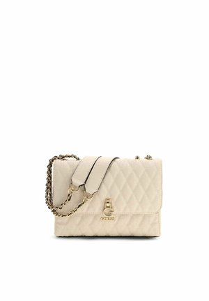 Sac à épaule matelassé beige avec bandoulière chaîne dorée et fermoir, orné d'un logo Guess doré sur le rabat avant.