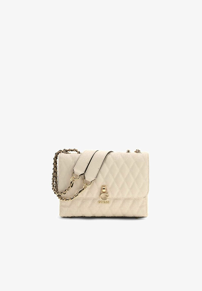 Sac à épaule matelassé beige avec bandoulière chaîne dorée et fermoir, orné d'un logo Guess doré sur le rabat avant.
