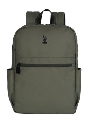 Olivgrüner Rucksack mit vorderer Reißverschlusstasche, zwei Seitentaschen, gepolsterten Schulterriemen und einem kleinen schwarzen bestickten Logo auf der Vorderseite.