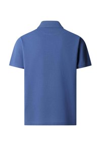 Polo bleu à manches courtes avec col, vu de dos sur un fond blanc.