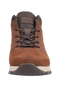 Baskets en cuir marron à lacets avec une languette en mesh noir rembourrée et une semelle blanche, vues de face.
