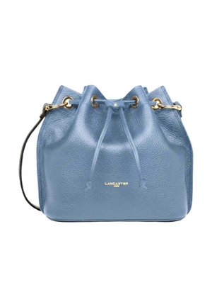 Sac seau en cuir texturé bleu avec cordon de serrage, ferrures dorées et bandoulière noire réglable, logo Lancaster en lettres dorées.