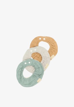 Kolm ümmargust kangasõrmust beežis, rohelises ja pruunis toonis. Igal sõrmusel on volangiline tekstuur, kaks trukikinnitust ja kangasildike.