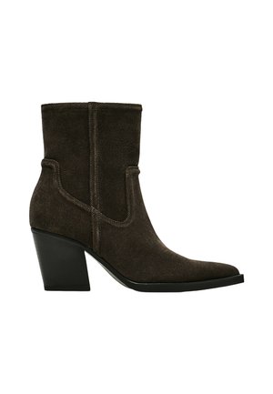 Stivaletto alla caviglia in suede marrone scuro con punta affilata e tacco blocco nero spesso, con dettaglio cuciture laterali.