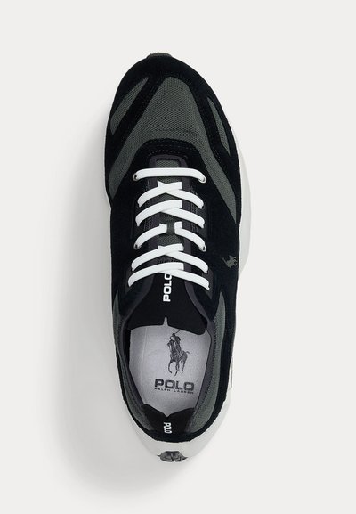 Vista superior de una zapatilla Polo Ralph Lauren en negro y gris con cordones blancos y logotipo en la plantilla y el lateral.