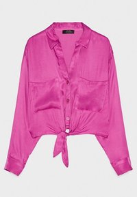 Blusa lunga a maniche con colletto in satin rosa brillante, con bottoni frontali, due tasche sul petto e un nodo in alto sulla vita.