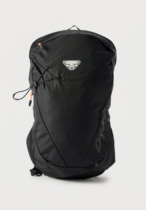 Schwarzer leichter Wanderrucksack mit vorderem Bungee-Seil, Logo, oberem Griff und seitlicher Reißverschlusstasche vor weißem Hintergrund.