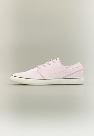 Κοντά, ανοιχτό ροζ καμβά παπούτσι με λευκή λαστιχένια σόλα, κορδόνια μπροστά και διακριτικό σήμα Nike στο πλάι.