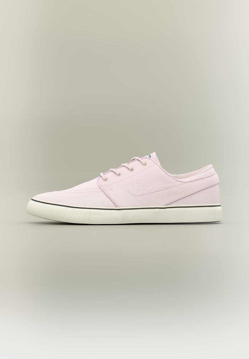 Κοντά, ανοιχτό ροζ καμβά παπούτσι με λευκή λαστιχένια σόλα, κορδόνια μπροστά και διακριτικό σήμα Nike στο πλάι.