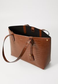 Bruine nep krokodillenleren totebag met twee handvatten, magnetische sluiting en accenten in goudkleur, interieur met zwarte voering.